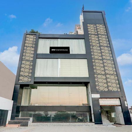 Super Hotel O Banthara Near Airport Banthra Sikandarpur Экстерьер фото