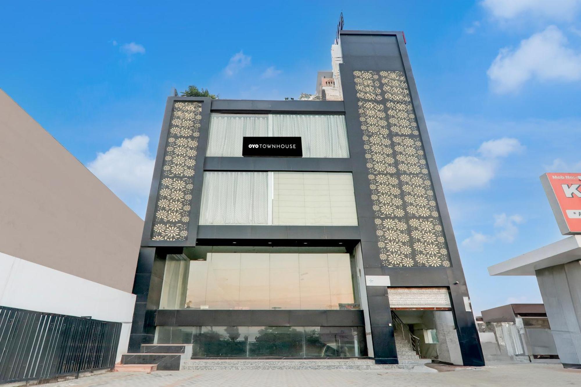 Super Hotel O Banthara Near Airport Banthra Sikandarpur Экстерьер фото