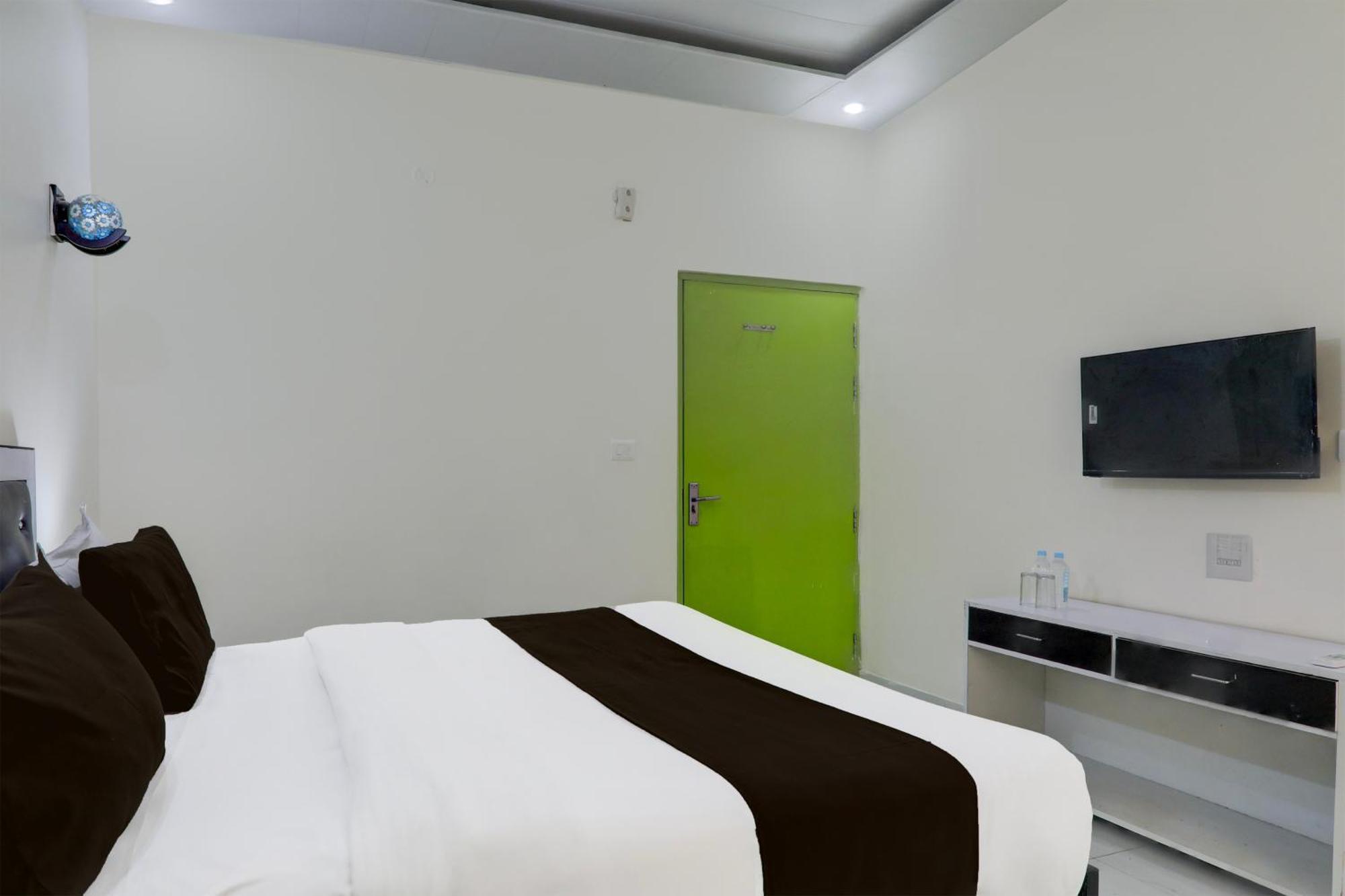 Super Hotel O Banthara Near Airport Banthra Sikandarpur Экстерьер фото