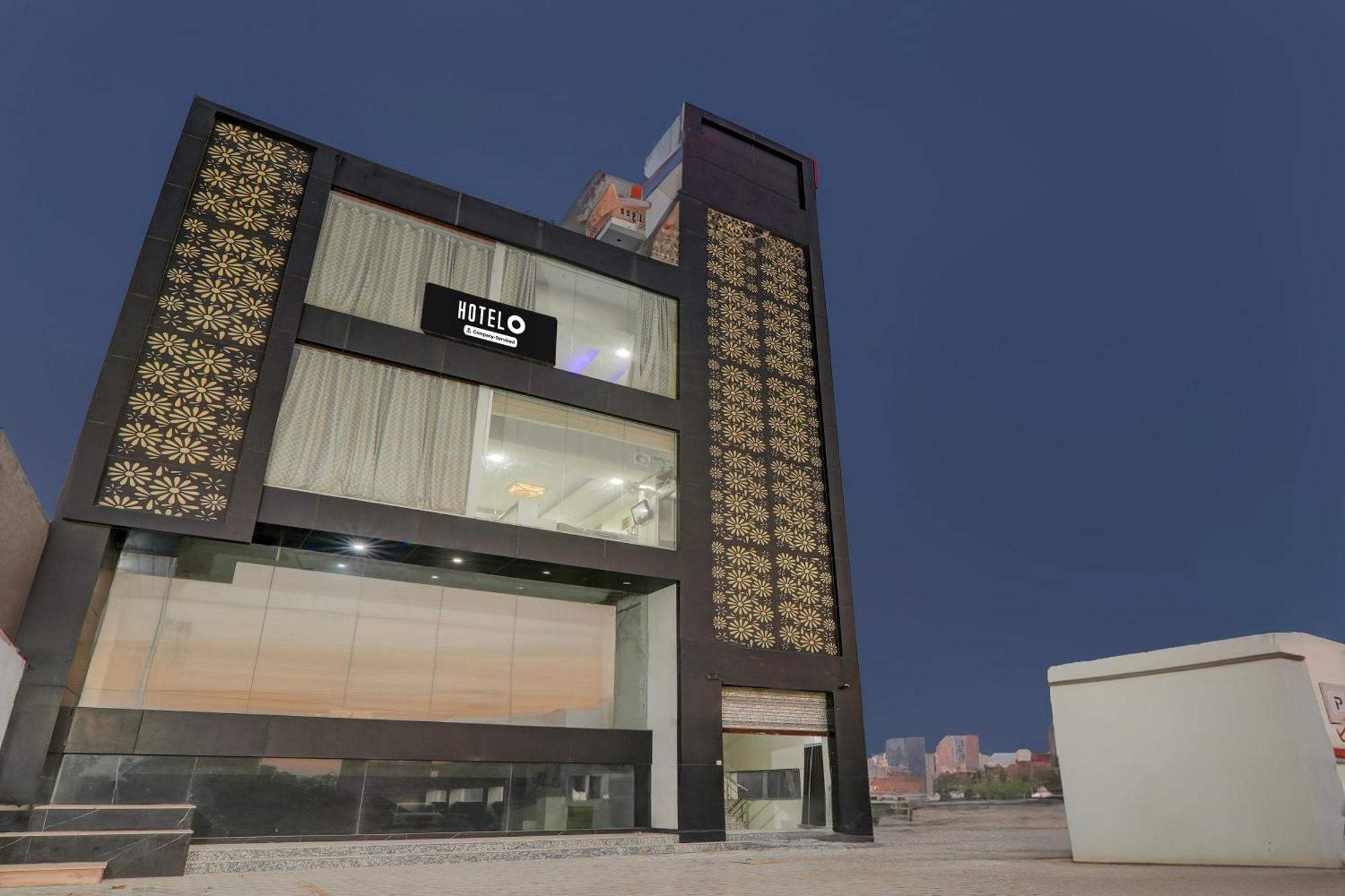Super Hotel O Banthara Near Airport Banthra Sikandarpur Экстерьер фото