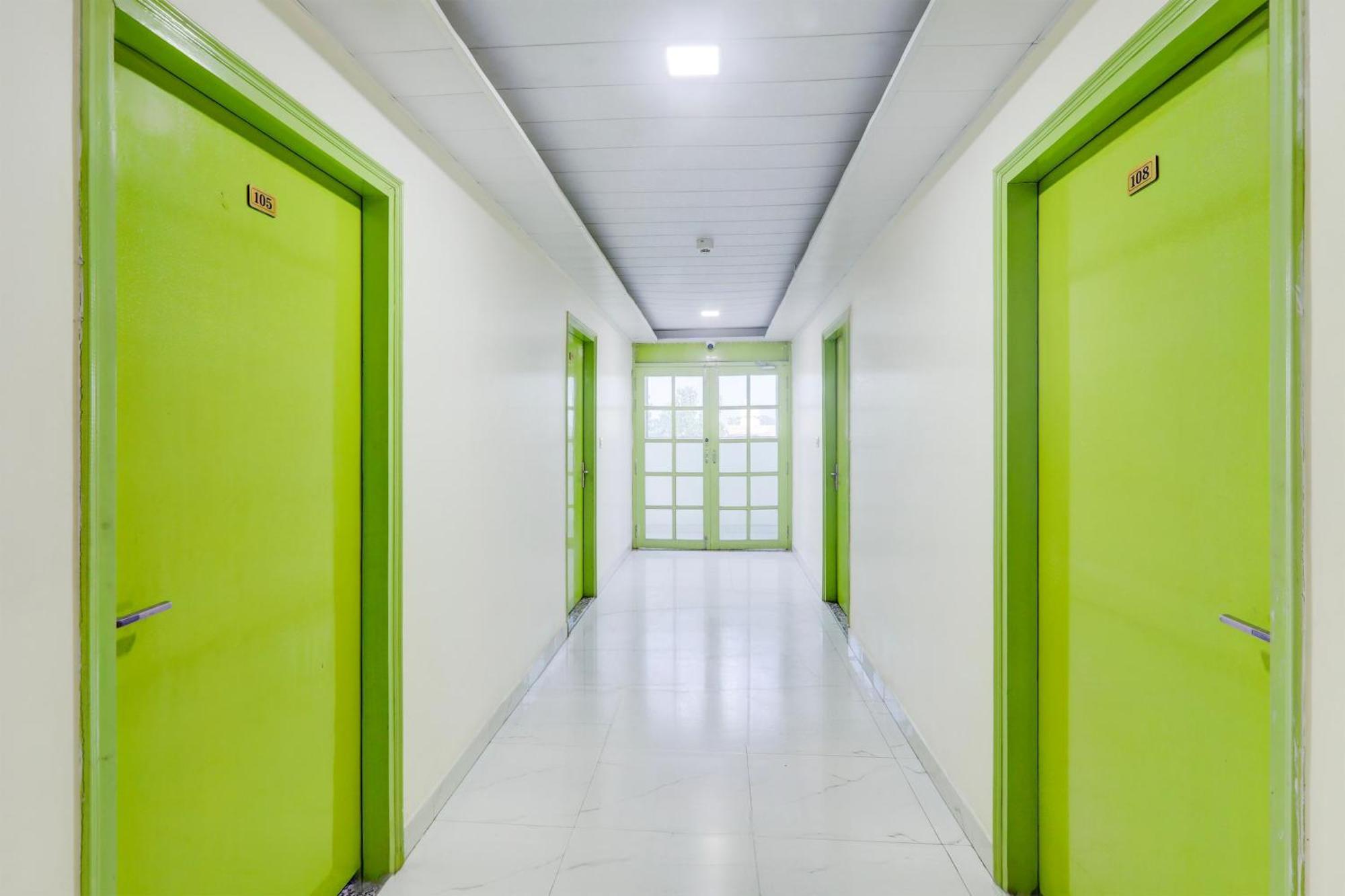 Super Hotel O Banthara Near Airport Banthra Sikandarpur Экстерьер фото